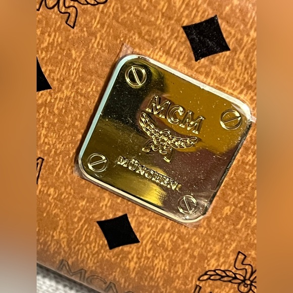 MCM sunglassess , case & dust cloth set - Picture 4 of 7